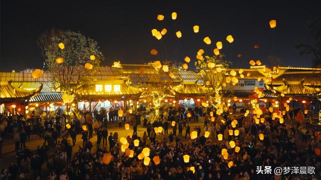 湖北：祥云湾庆典燃爆文旅圈 三喜临门夜 千人天灯点亮浪漫星河‌