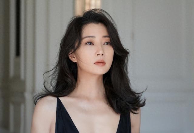 秦岚的胸，李小冉的腿，殷桃的腰，这些中年女星简直迷死人