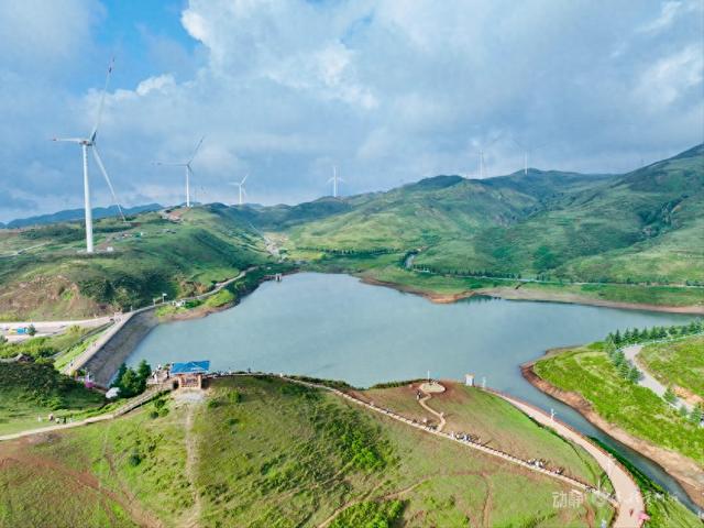 全国高温预警频发，贵州乌蒙大草原18℃清凉出圈