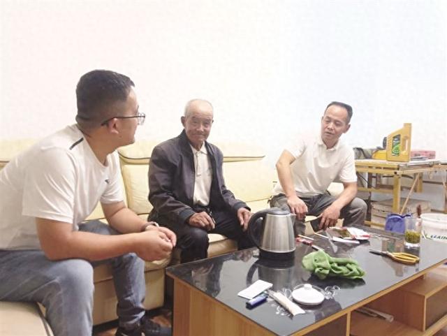 78岁老人徒步10公里出灾区 崔万胜平安抵达新区家中
