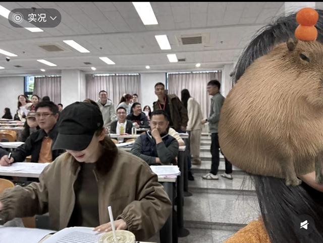 戚薇北大考试被偶遇，在人群中美得突出，网友惊呼“好瘦好美呀”