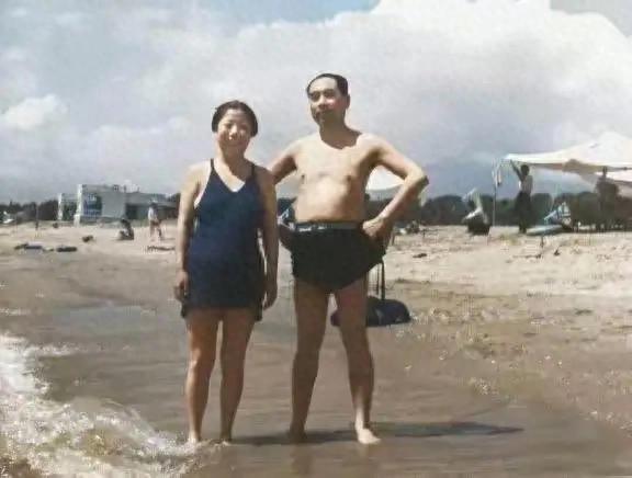 周总理和邓颖超在北戴河的一张合影	，难得休闲，留影纪念。