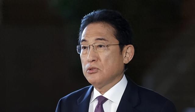 岸田文雄头疼了！2023年仅出口6台光刻机，利润暴跌至少22%