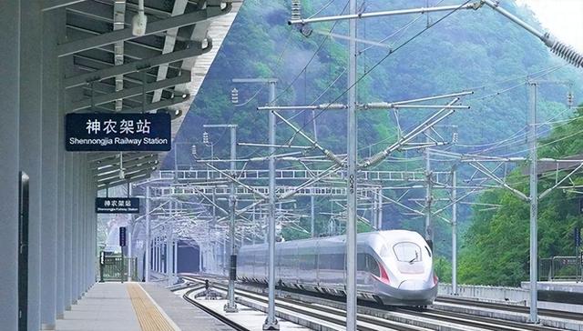 乘坐高铁到神农架避暑游何以爆火？