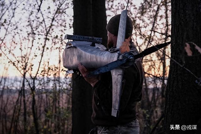 美帮乌击败俄？乌军开挂，俄轰炸机被端掉三成！美是劝和还是拱火