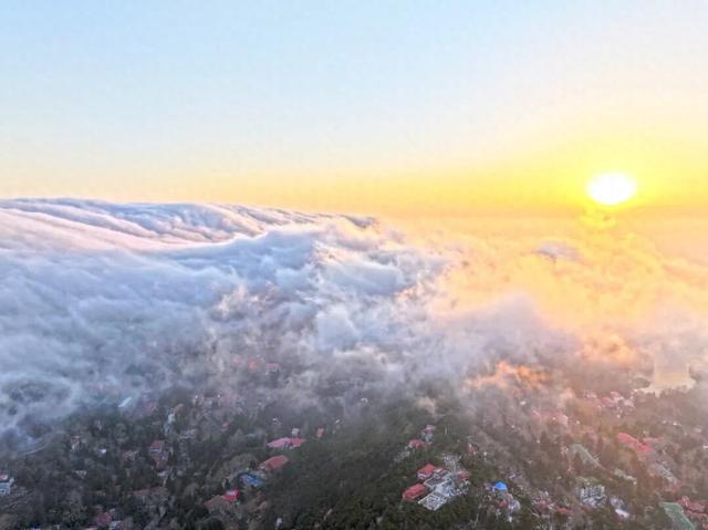 庐山：夕阳映红云瀑 “蓝调时刻”风光旖旎