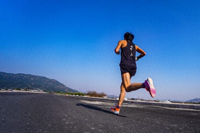 中老年跑步好处多还是坏处多？医生:50岁后每跑1公里都在喂养骨刺