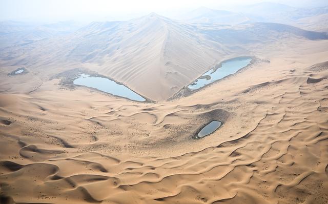 世界自然遗产巴丹吉林沙漠成为游客热门打卡地