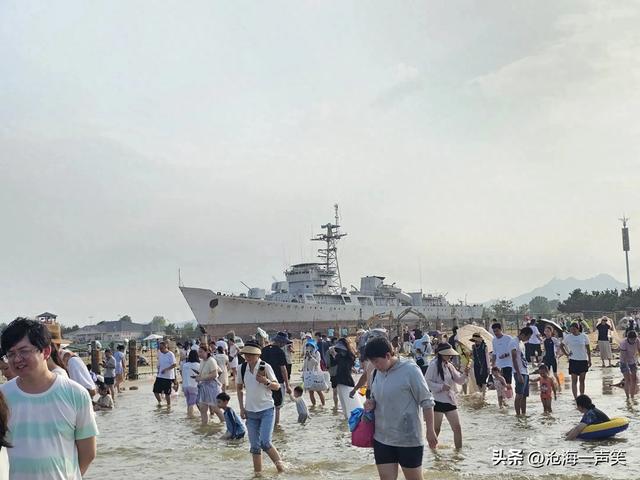 看八月的海景图，除人山人海形容外，还有什么成语可以比喻呢？