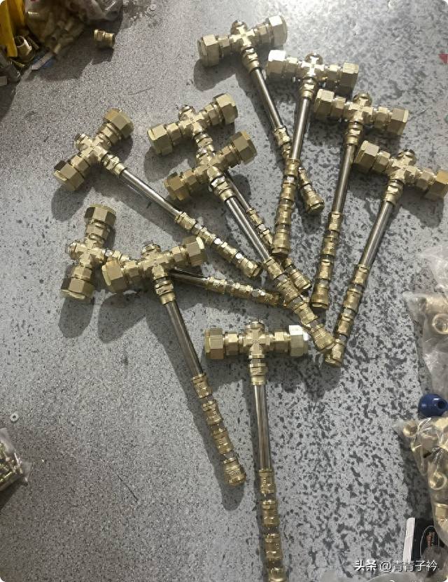谁曾想五金店竟摇身一变，成为了手办武器的聚集地。