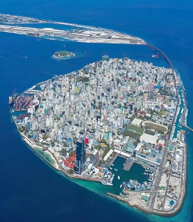 马尔代夫的马累岛又小又挤,海拔才一米,岛上楼房不高,民风保守