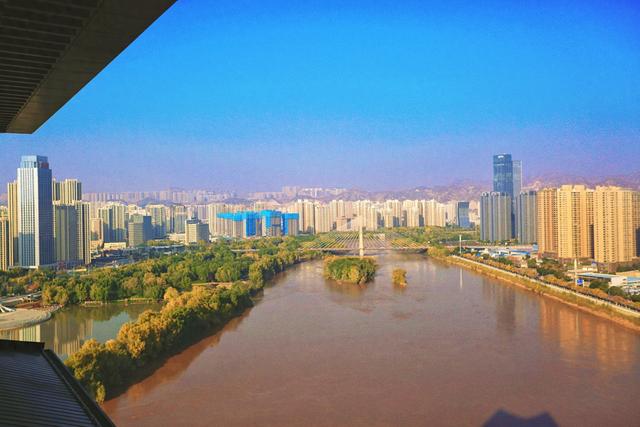 兰州黄河楼，被誉为“万里黄河第一楼”，在楼中还藏着众多博物馆