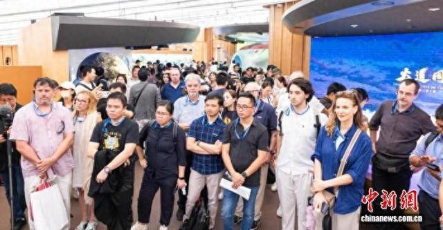 国际人工智能专家大阪世博会体验中国AI 共议多语言大模型发展