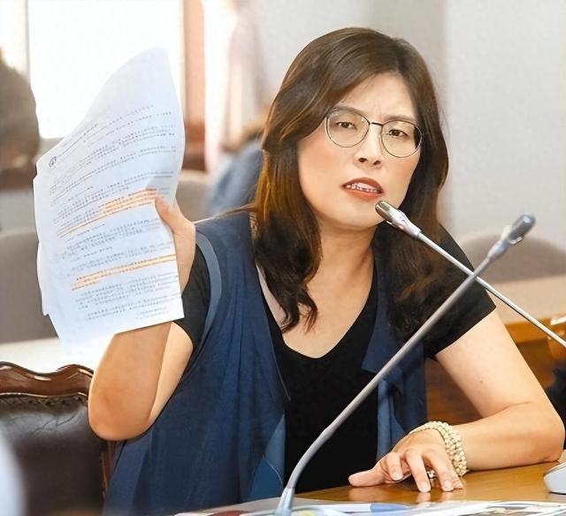 郑丽文不装了？国台办回应武统后	，郑丽文宣称：绝不放弃武力保台