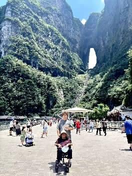 看海、登山……“00后”小伙推轮椅带九旬外婆看世界
