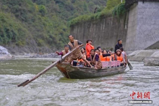 湖北巴东：拉纤漂流“拉”动冬日旅游热