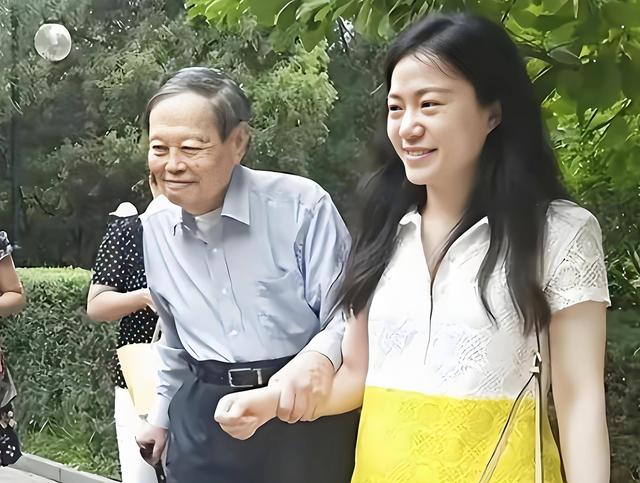 杨振宁家庭情况曝光：三个儿女无人继承物理学，与翁帆关系也很好