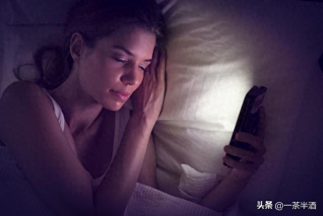 归巢的夜鸟，深夜她轻轻拉开了那扇微敞的车门