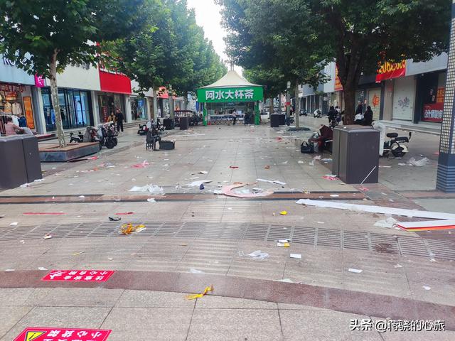 滕州步行街一角，全是垃圾，怎么没人清理？