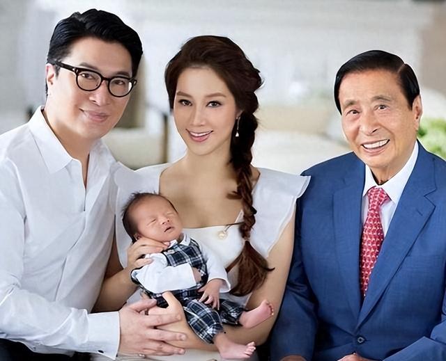 她14岁“倾国倾城”，被首富看中花10亿娶回家，8年生下4胎