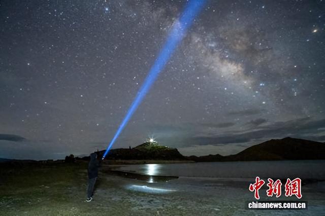 西藏羊卓雍错日托寺 夜空银河璀璨