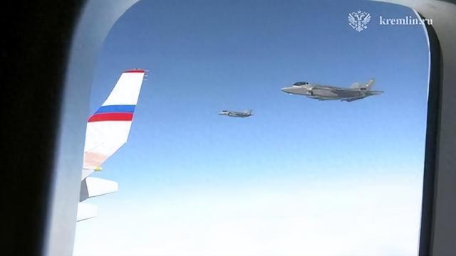 差距这么大？F-35护航普京归国由苏-35接手，苏-57都不配出场？