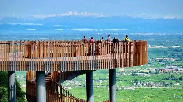 国庆全面开放 双雪山同框 快来打卡长秋山森林公园