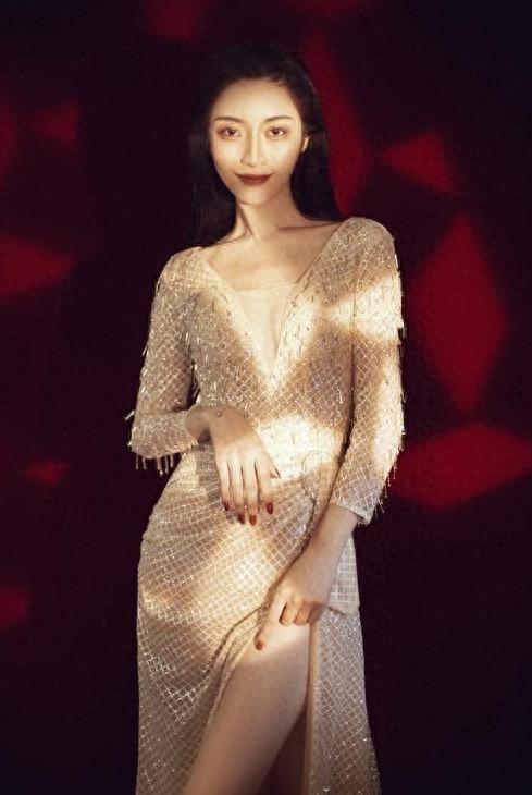 “买英国精子生3娃”的山东女人，7年后现状曝光，一年百万开销