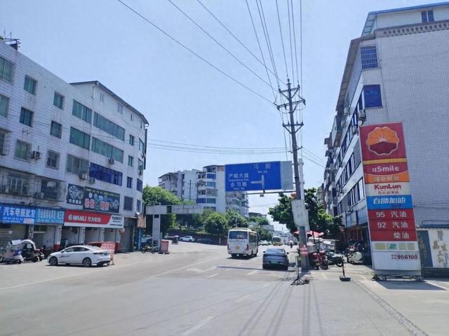 沿合（江）习（水）公路，跨越川黔边界