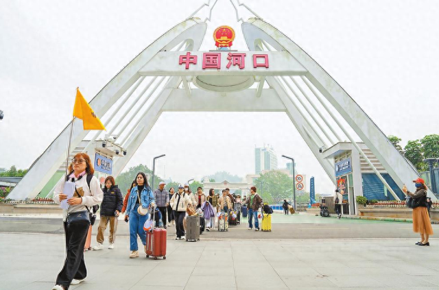 今冬首批越南赏雪旅游团队从河口口岸入境