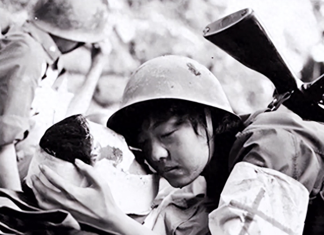 86年老山战场，亲吻临终士兵的女战士张茹，29年后去他墓前探望
