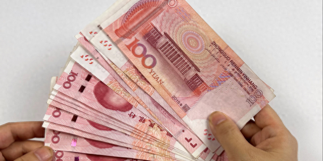 如何辨别新款100元真假人民币（百元假钞难辨别慌记住这五招）