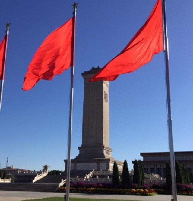 人民坚决反对,将主席纪念堂与人民英雄纪念碑,迁至八宝山革命公墓