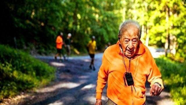 医生提倡：超过55岁的中老年人，宁可多走路，也别做这4个运动