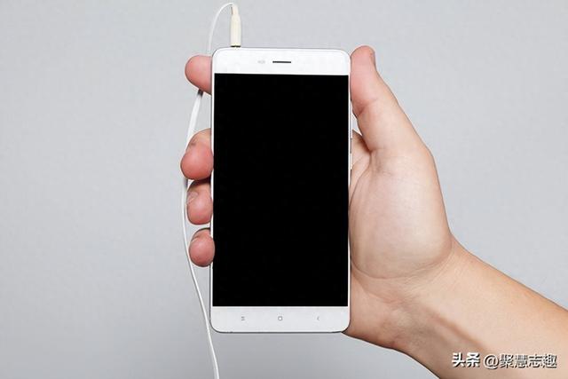 oppo手机死机黑屏了怎么办（oppo手机黑屏怎么强制关机 手机遇到黑屏无法操作 这里有急救攻略）