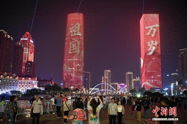 天津海河夜景灯光秀上新国庆主题