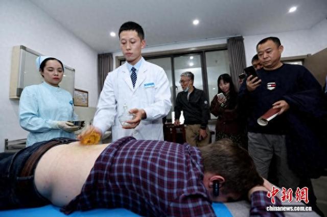 外国医学专家学者郑州感受中医绝技与智慧科技