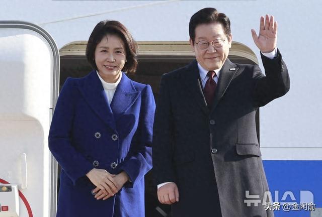 被59岁韩国第一夫人惊艳到！穿蓝大衣访问北京，皮肤白皙越活越美