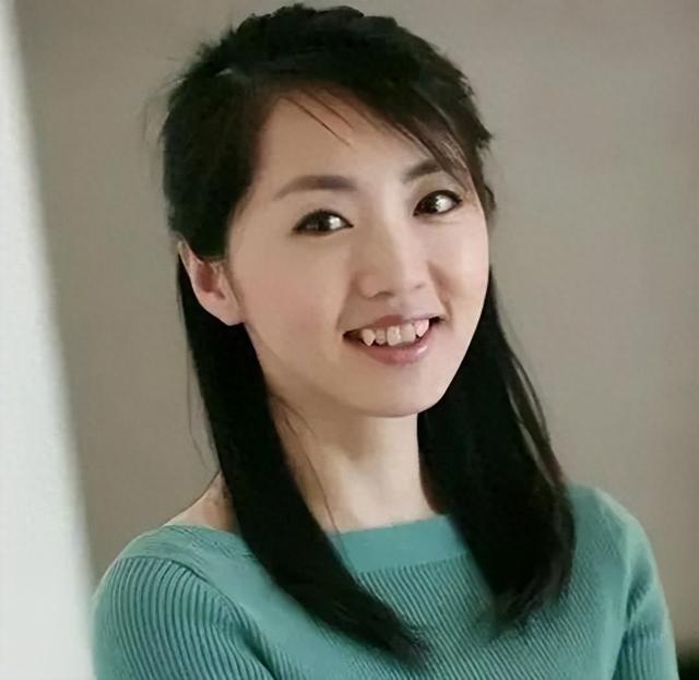 她是央视“天花板”主持人，30年零失误大龄生子，如今过的怎样
