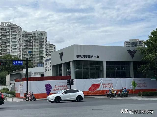 美团快乐猴首店：“避开”盒马NB，距离大润发400米