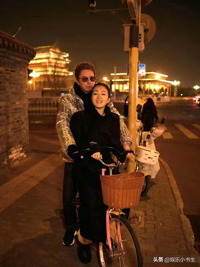 60岁巩俐和77岁老公打卡北京中轴线!