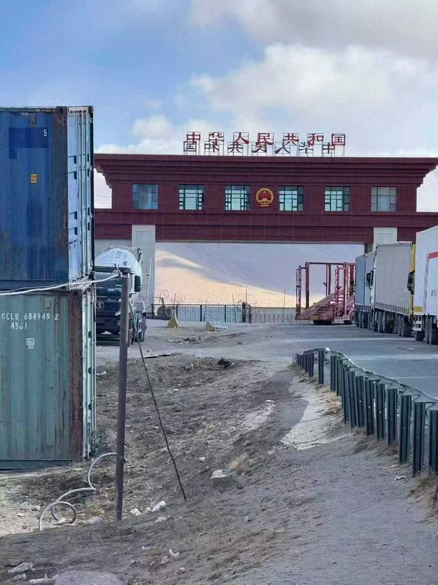 在阿富汗隔壁，这个鲜有游客的邻国，比瑞士还壮丽，国土全是山！
