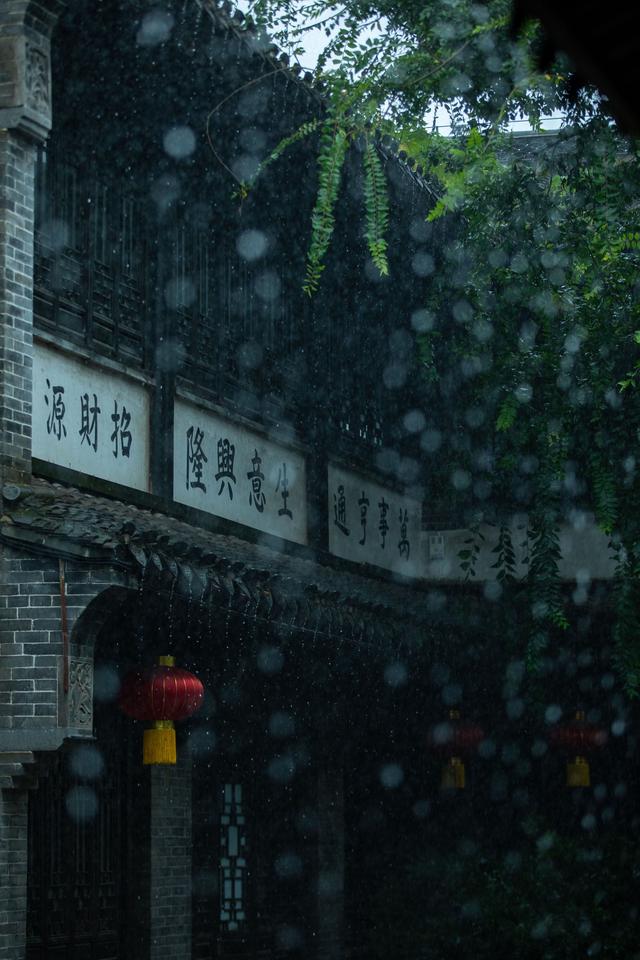 雨中古城的诗意浪漫