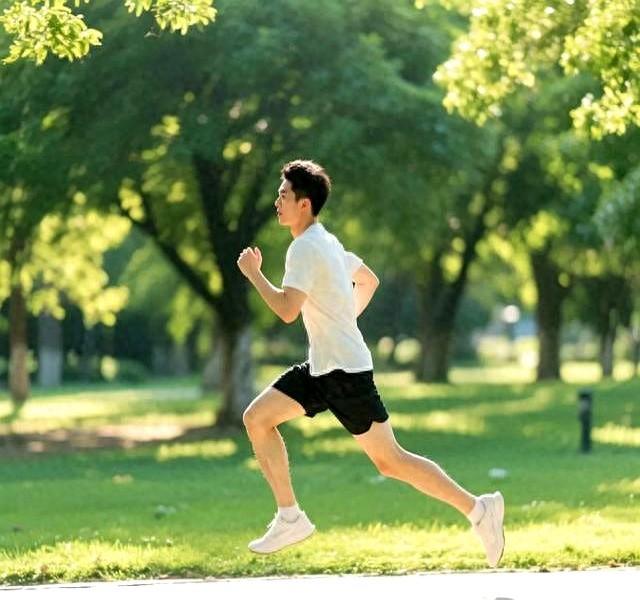 走路和跑步，到底选哪个？懂行的人按3个条件挑，瘦得快还不伤身