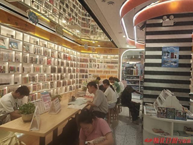 国庆期间，城区书城成为文化打卡热点