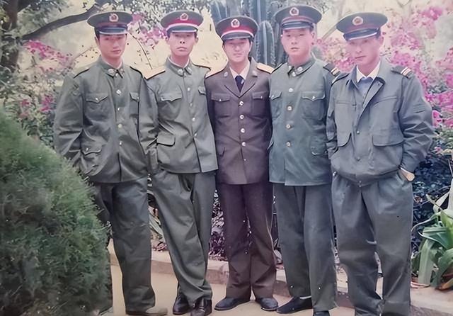 当年我救了老连长一命，我大婚却唯独他没来，战友们：多亏他没来