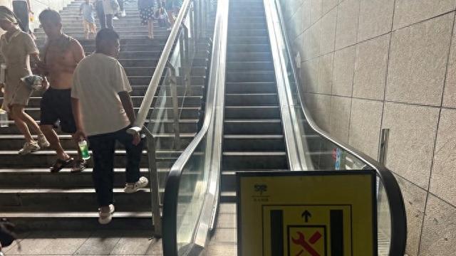 夏令热线｜上海知名旅游区多部电梯停摆追踪：旧机已拆除准备更新中