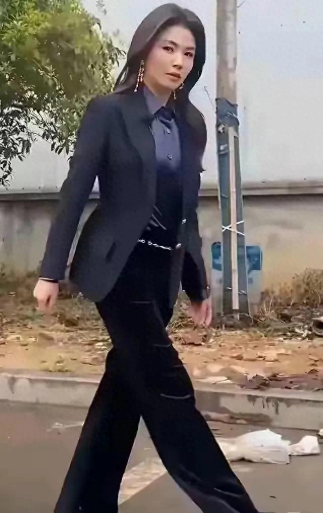 没滤镜47岁刘涛长啥样？路人偶遇照曝光，网友：和网上夸的不一样