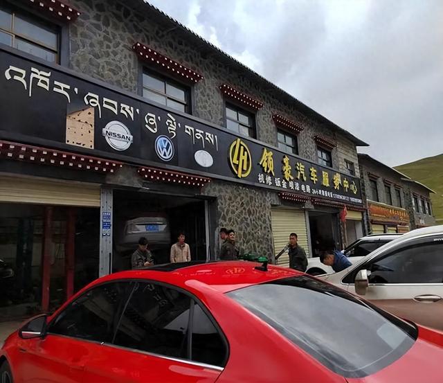 “大好河山，寸土不让”，我们在东章哨所隔河望瀑布