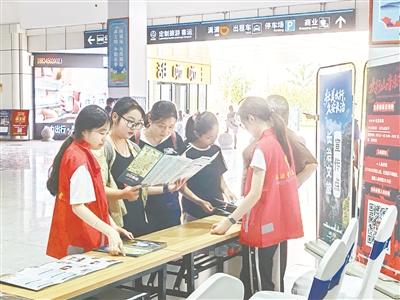 “志愿红”温暖八方游客